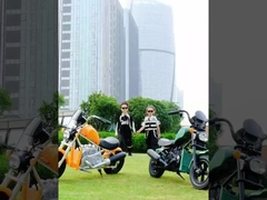 Crianças a andar de moto elétrica com tocador de música e farol LED